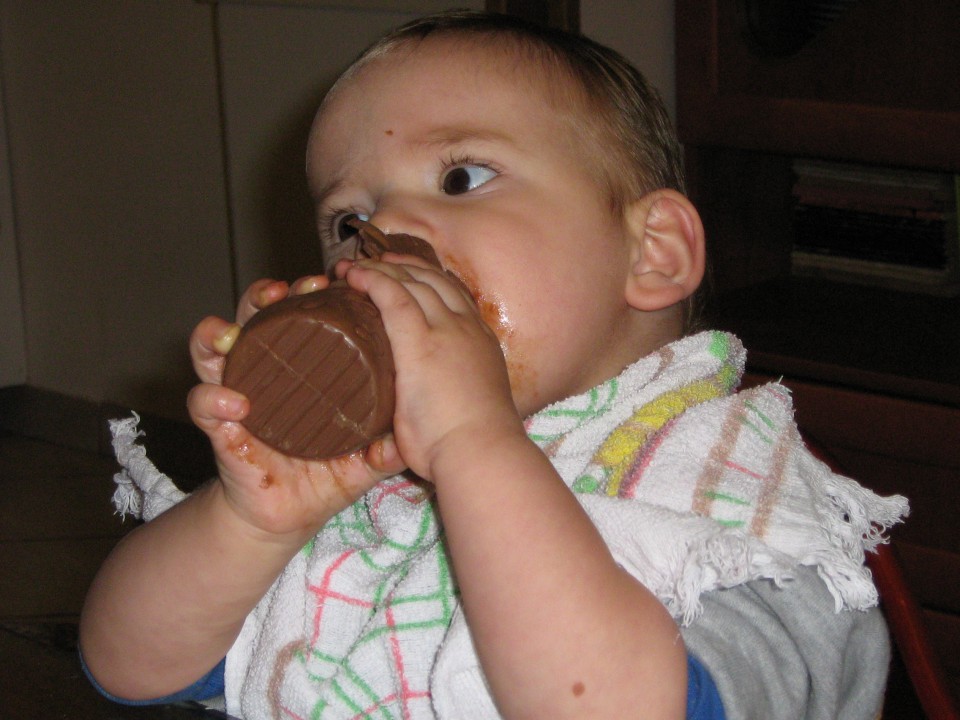 Zdej vam bom pokazu kako poješ čokoladnega Miklavža.