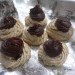 Brizgani piškotki iz praženih lešnikov s sredico iz slivove marmelade in čokoladno kapico