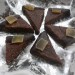 Močno začinjeni ingverjevi trikotniki iz mletih mandljev in zelo črne čokolade