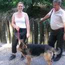 Nemški ovčar Žak z lastnico Alenko in njenim očetom