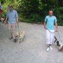 Labradorec Nash z lastnikom Matjažem in Basset Hubi z lastnikom