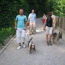 Basset Hubi in nemška ovčarka Lili z lastnico