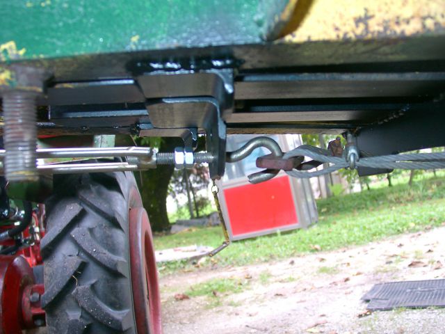 Hidravlične zavore na traktorski prikolici - foto