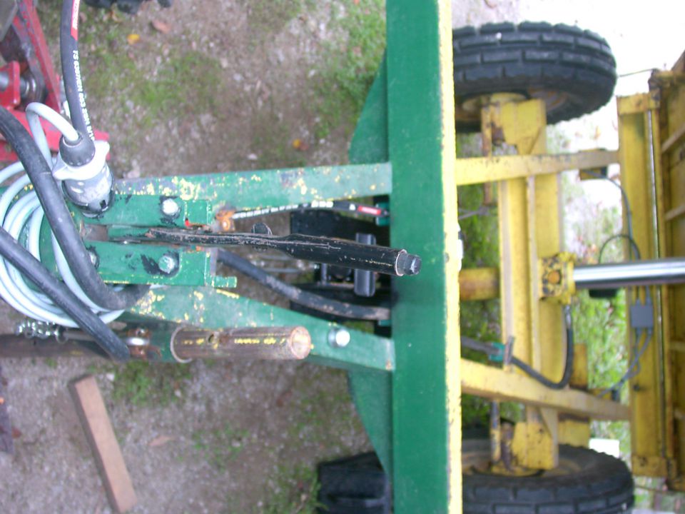 Hidravlične zavore na traktorski prikolici - foto povečava