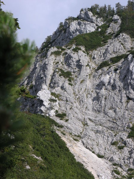 Melišče in sedelce, kjer se pot spusti pod greben