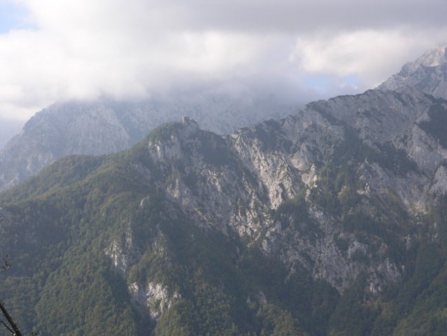 Razgled z grebena nad votlino: trije dedci, tale je kamniški