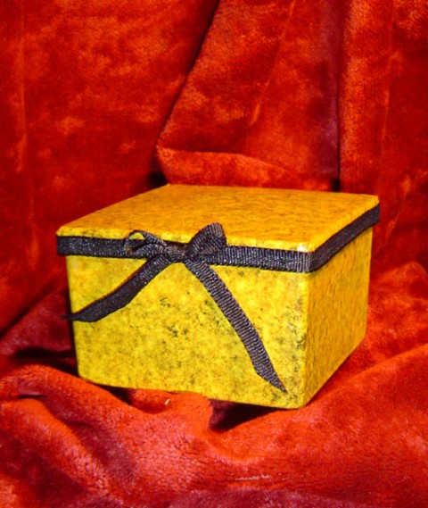 Škatlica od palčk za ušesa...rumen zavijalni papir