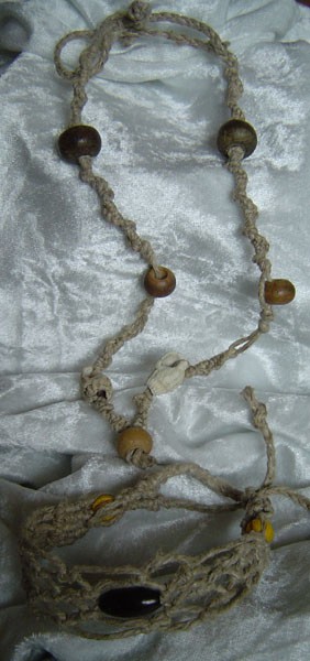 Ogrlica in zapestnica-vrv, lesene bunkice in školjke