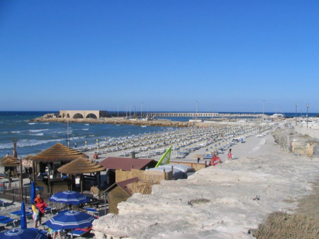 San Foca, mestece 10 Nm pred Otrantom. Spredaj plaža, zadaj novozgrajena marina