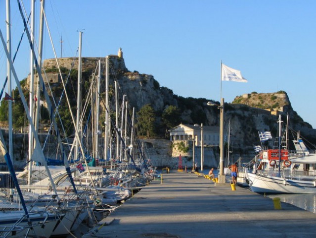 Marina NAOK Y.C. v ozadju stara beneška trnjava