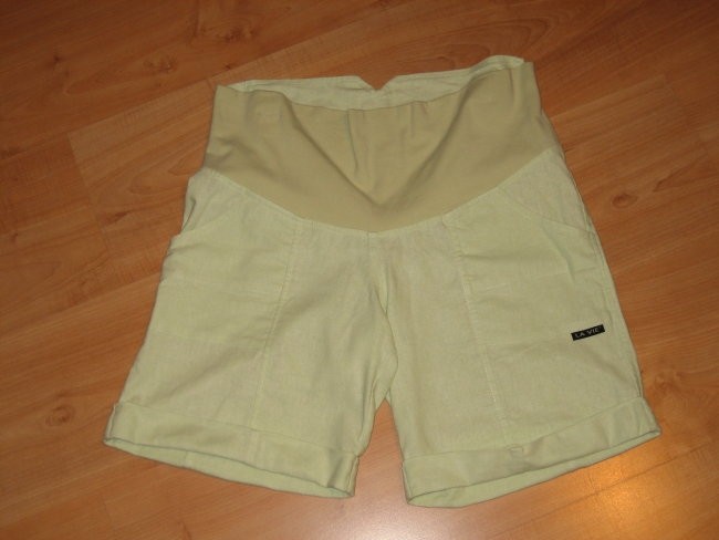 PRODANO-La Vie, kratke hlače, svetlo zelene barve, lan, velikost S, kot nove