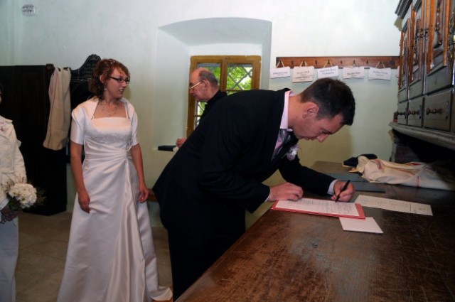 Podpisovanje dokumentov v cerkvi v Logu