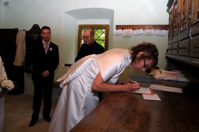 Podpisovanje dokumentov v cerkvi