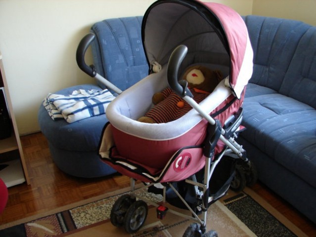 Košara za novorojenčka. Poleg vozička je tudi torba v isti barvi.