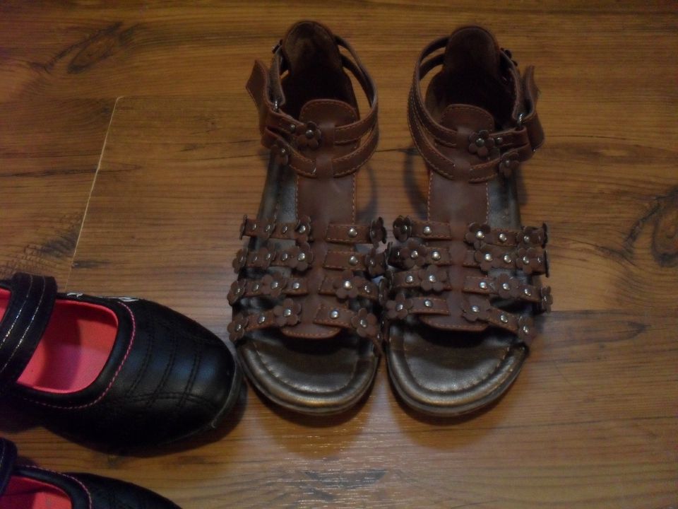 poletni sandali št.33, zelo lepe, 2x obute, 10 eur