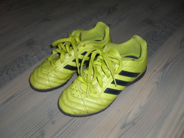 Adidas nogometni čevlji za umetno travo, št.29