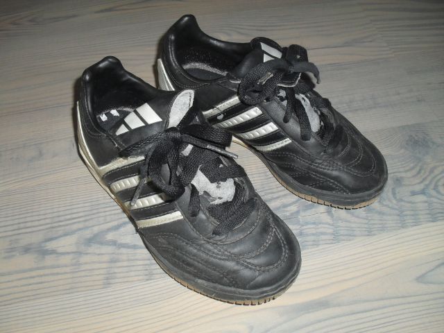 Adidas nogometni čevlji za dvorano, št. 29
