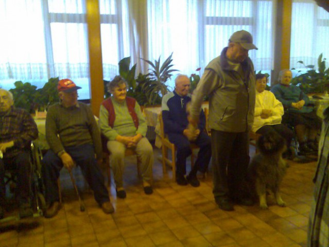 16.11.2006 smo člani ŠKD Postojna obiskali varovance Doma upokojencev