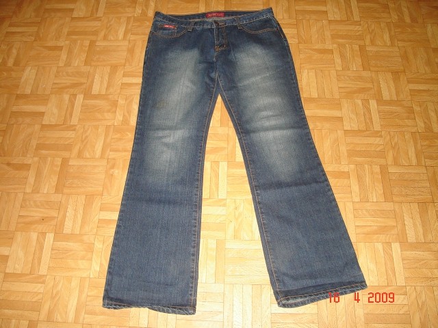 Kavbojke XFN Jeans, vel. na njih piše xxl, samo so 42, oblečene 2x in 1x oprane. Zelo lepe