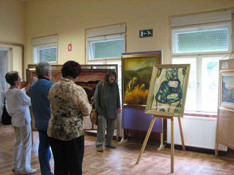 Umetnik ob svojem nagrajenem delu