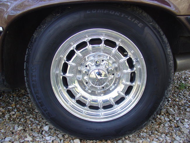 Chrome wheels, chrome bolts and chrome wheel cap.

BRAND NEW TIRES!!