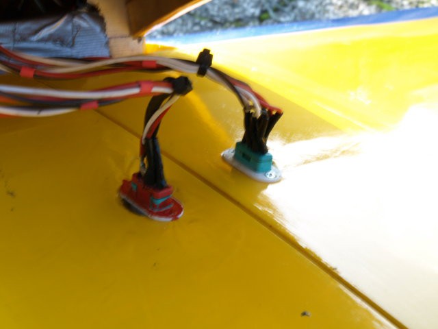 Konektorja servo motorjev v krilih