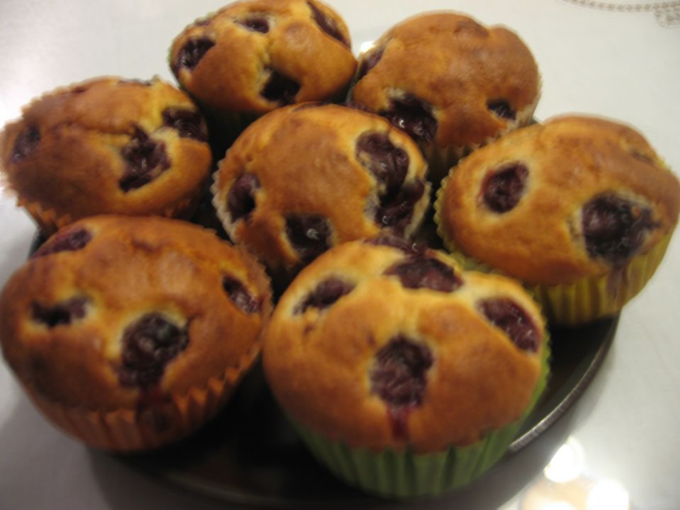 muffini s kokosom in višnjami