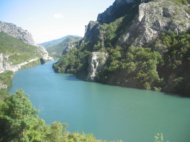 Mandarinca vlak v dolino reke Neretve - foto