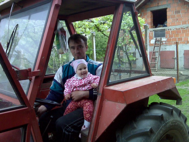 Ati me pelje na traktorju
