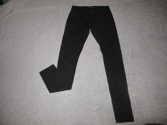 Samo oprane črne hlače št. 28, ustrezajo xs-s, 95% bombaža, 5% elastena, 6 eur