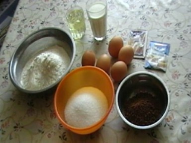 Sestavine potrebne za marmorni kolač:
mleko,olje, jajca, vanilin, pecilni, moka, sladkor,