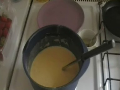 Maso in zajemalko, olje in krožnik.