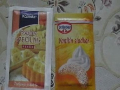 1 vanilin sladkor, 1/2 pecilnega praška( drugo polovico uporabimo za svetlo pecivo)
