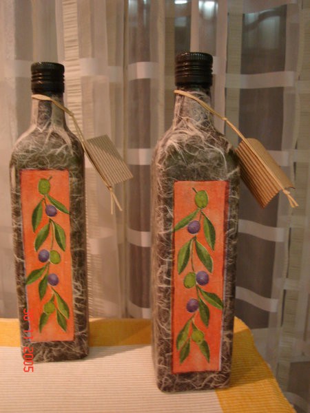 Flaše z olivnim oljem. Rižev papir, servetek in pod servetkom pobarvano z belo akrilno bar