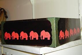 še nedokončana škatla s slončki