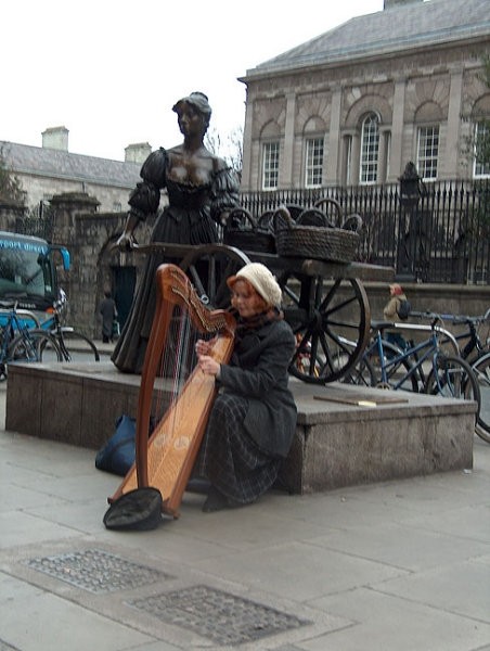 Harf player infront of the Molly Malone statue