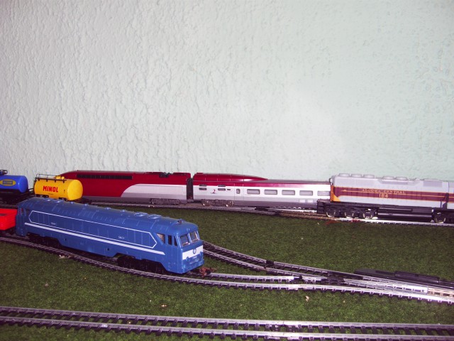 Tukaj so tri lokomotive . ena z tovornimi vagoni ,dve z potniškimi vagoni