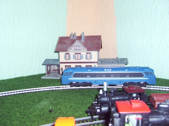 Mehano lokomotiva pred postajo