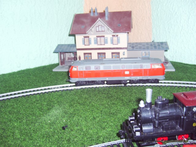 Piko lokomotiva pred postajo