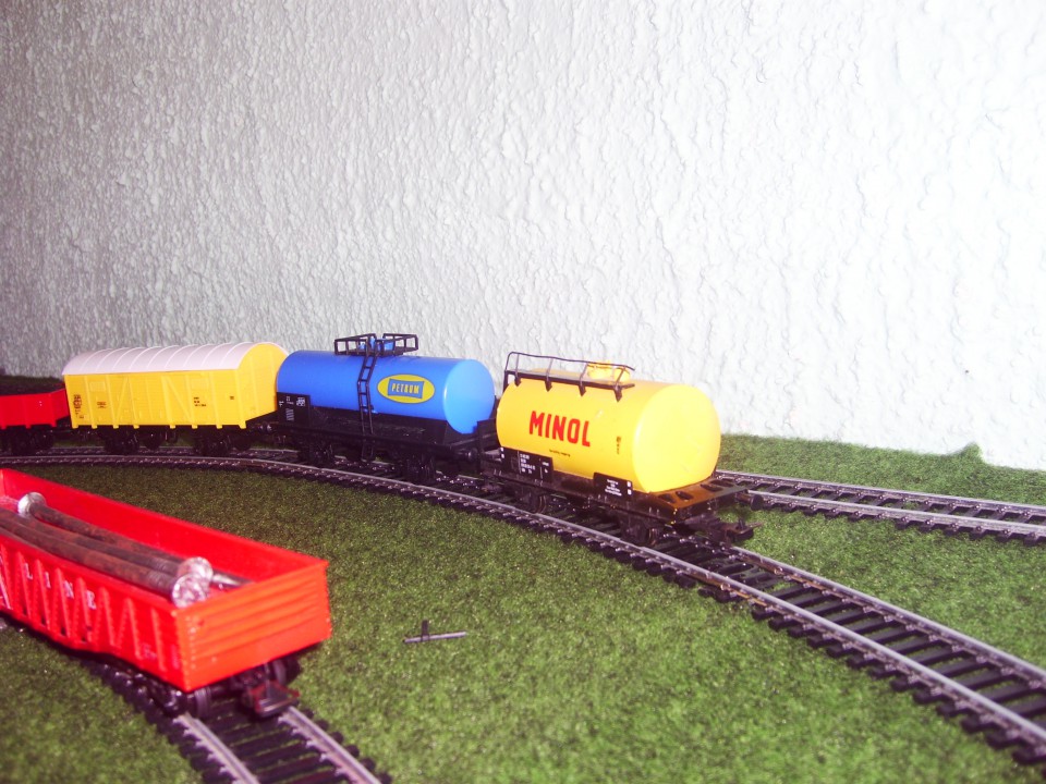 ista dva tovorna vlaka kot na prejšni sliki vendar iz druge strani