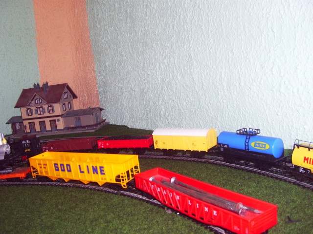 Spet ista dva tovorna vlaka kot na obeh prejšnih slikah vendar tokrat iz celega