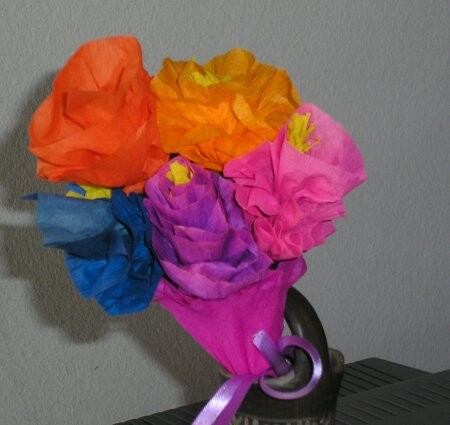 šopek rož iz krep papirja za babičin rojstni dan