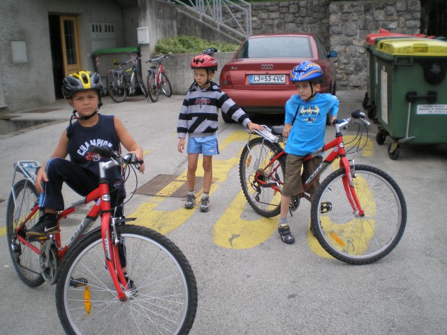 Tudi najmlajši smo se vozili s kolesom (po dvorišču).