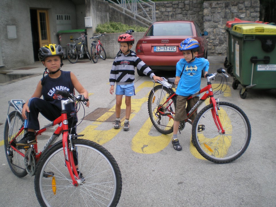 Tudi najmlajši smo se vozili s kolesom (po dvorišču).