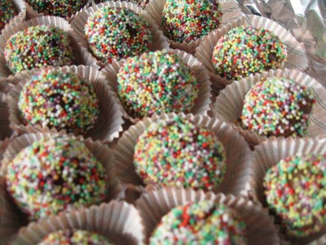 čokoladne krogljice s pisanimi sladkornimi mrvicami