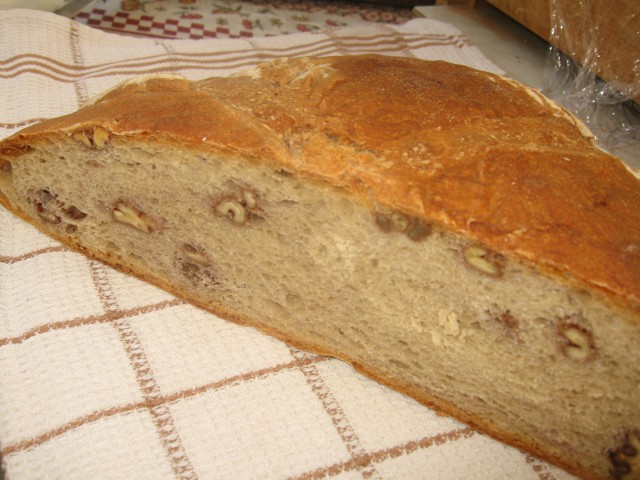 Domači kruh z orehi iz kmetije Pr Tomažin iz Selške doline
