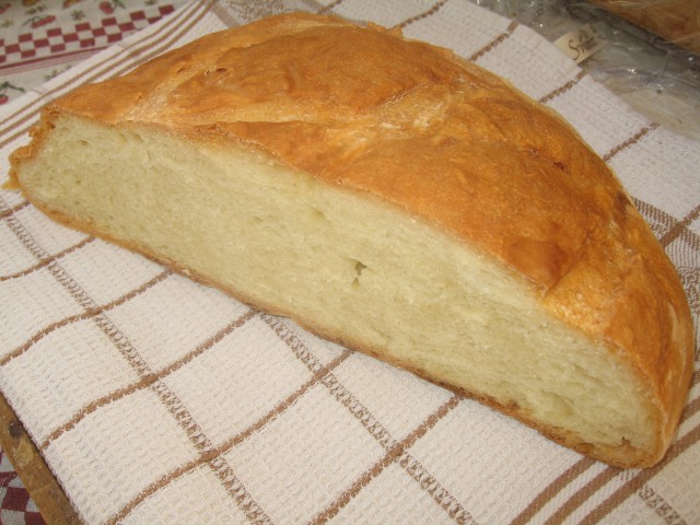 Beli domači kruh iz krušne peči