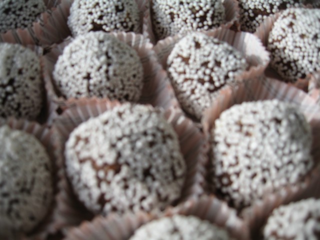čokoladne kroglice z belimi sladkornimi 