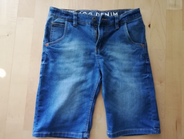 146 jeans kratke hlače, raztegljive, udobne. 3€.