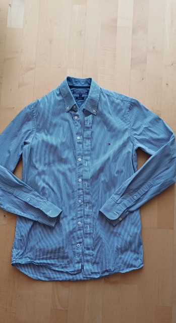 S srajca Tommy Hilfiger, original, kot nova. 9€.